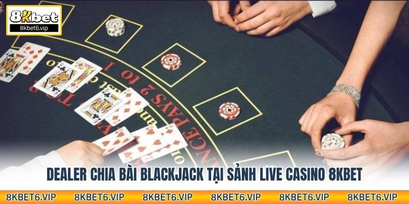 Dealer chia bài Blackjack tại sảnh Live casino 8KBET